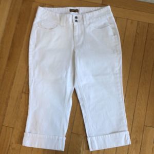 🔴 2/$30 St.John’s Bay jeans cropped white jeans size 8p